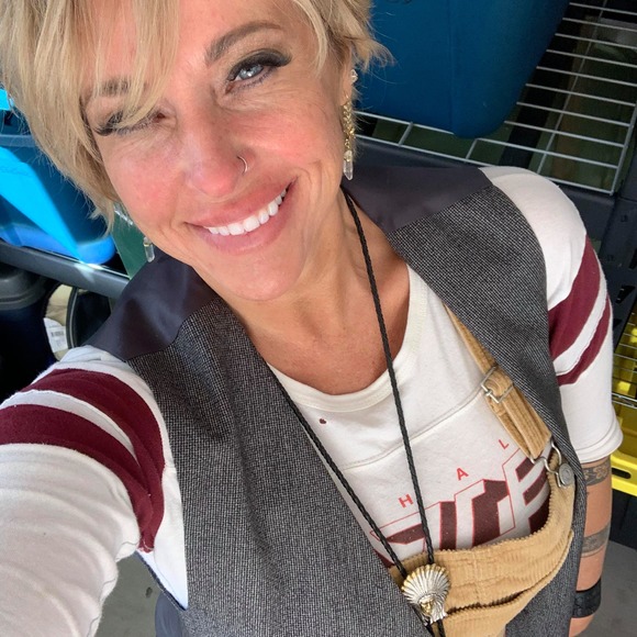 Profile Picture of Julie Eyles (@jceyles1973) on Poshmark