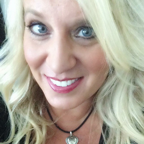 Profile Picture of Rae Edwards (@raeedwards24) on Poshmark