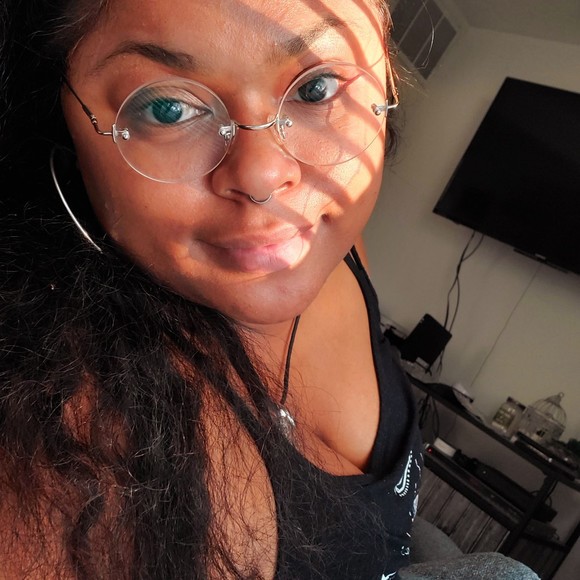 Profile Picture of Sheyenne r. Sheyenne (@sheyenne_r) on Poshmark