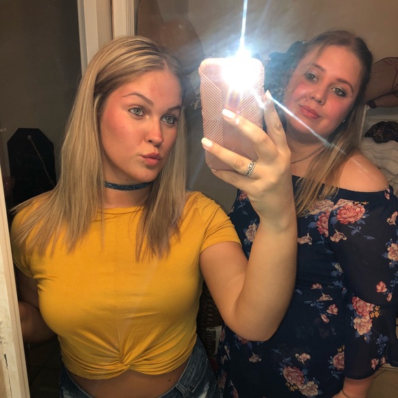 Profile Picture of Taylor Mackinnon (@taayyylormacki) on Poshmark