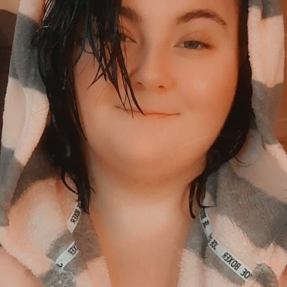 Profile Picture of Katelyn Bundock (@bamfbunny) on Poshmark