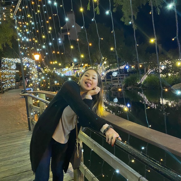 Profile Picture of Alice Hernandez (@alicehernand890) on Poshmark