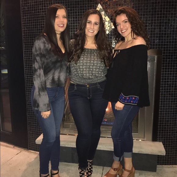 Profile Picture of Kelly Guerra (@_kellyguerra) on Poshmark