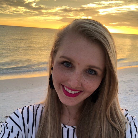 Profile Picture of Cassie Walker (@caswalker18) on Poshmark