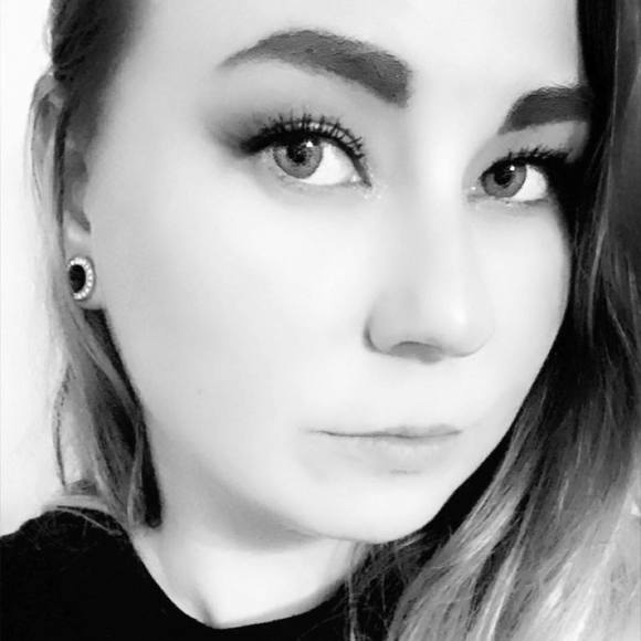 Profile Picture of Amanda Gromek (@amandagracee77) on Poshmark