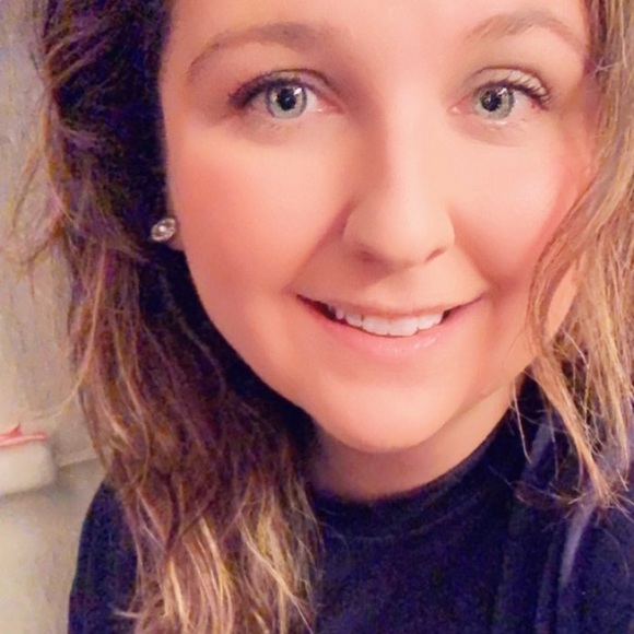 Profile Picture of Chelsi Newman (@chelsinewman) on Poshmark