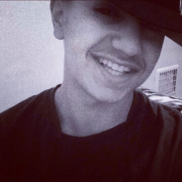 Profile Picture of Omar Mubarez (@mubarez) on Poshmark