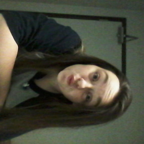 Profile Picture of Sarah Andrews (@peaxhie7) on Poshmark