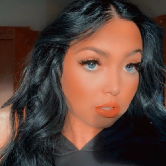 Profile Picture of Rose Lessard (@rose_lessard) on Poshmark
