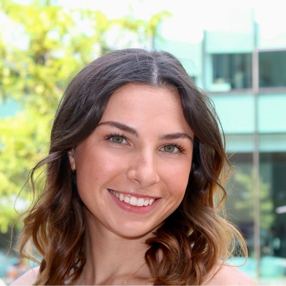 Profile Picture of Isabelle Viner (@izziev822) on Poshmark