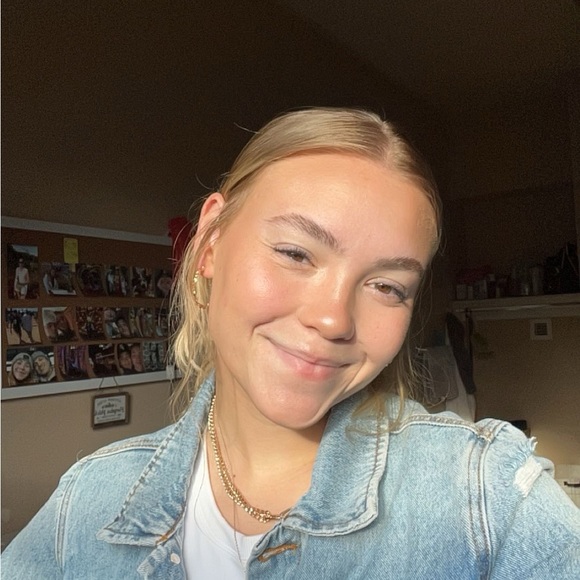 Profile Picture of Katie Hartzheim (@katie42702) on Poshmark