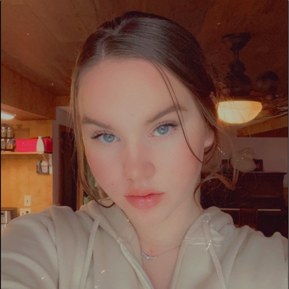 Profile Picture of Emilee Bernhardt (@emileebernhardt) on Poshmark