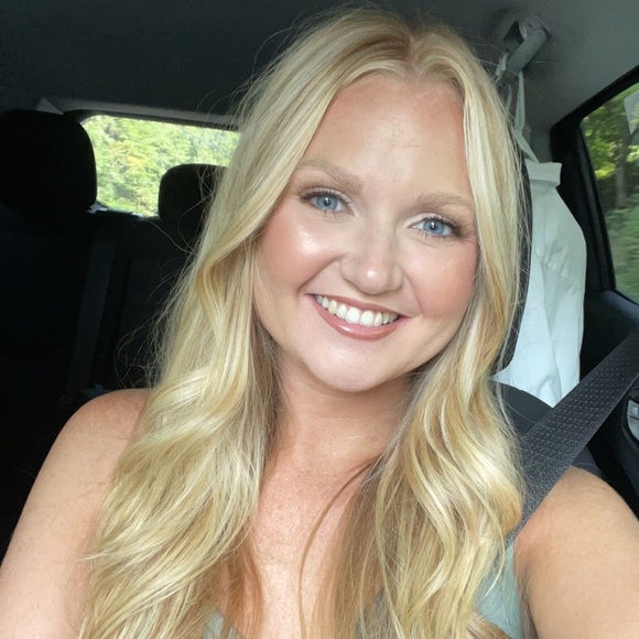 Profile Picture of Kiersten Whitebread (@kawhitebread) on Poshmark