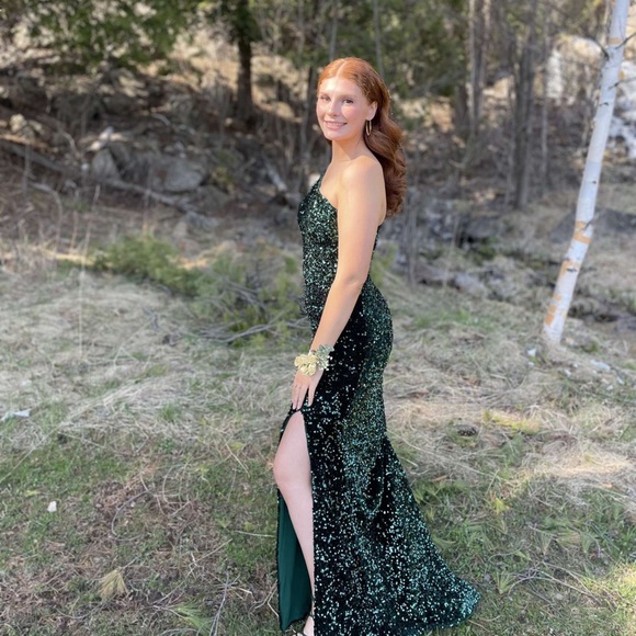 Profile Picture of Bailey Pearson (@bpearson521) on Poshmark