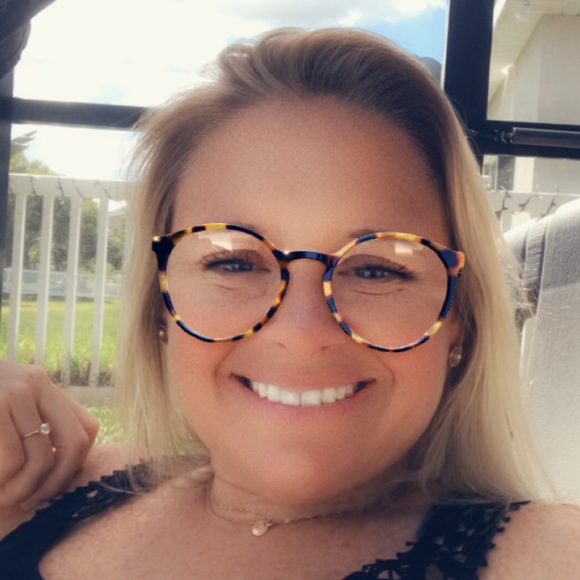 Profile Picture of Erika Layton (@erikal8n) on Poshmark