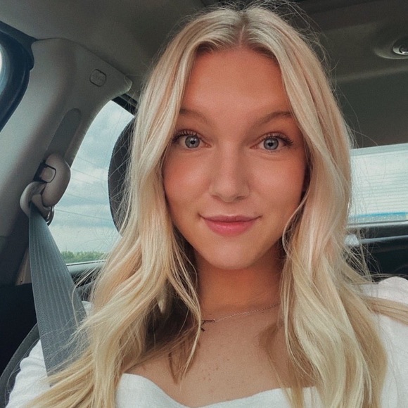 Profile Picture of April Rieff (@aprilrieff) on Poshmark