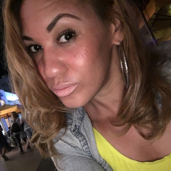 Profile Picture of Lea Jones (@labellover35) on Poshmark