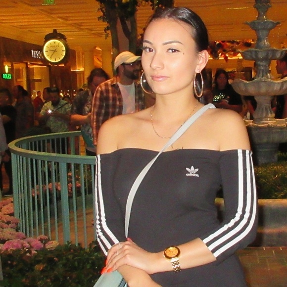 Profile Picture of Alexis Katona (@alexisrkatona) on Poshmark