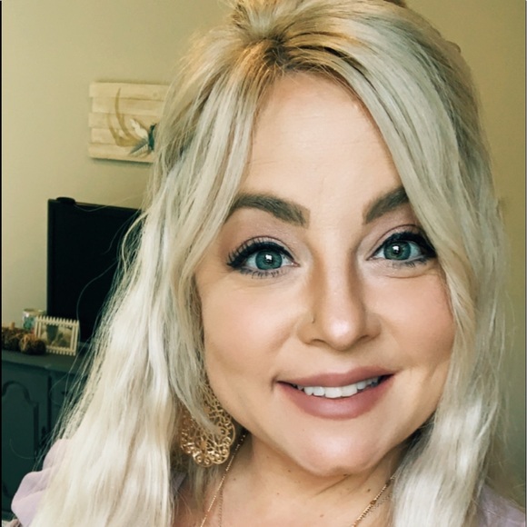 Profile Picture of Apryl Thomason (@sugarmommat) on Poshmark