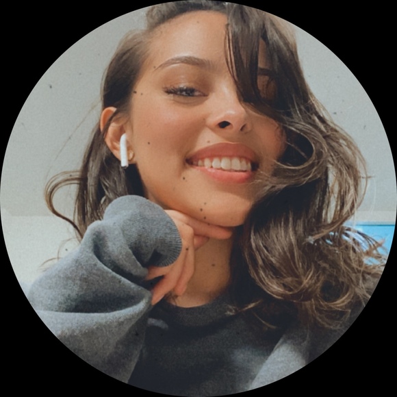 Profile Picture of Sarah Biurcos (@sgbiurcos) on Poshmark