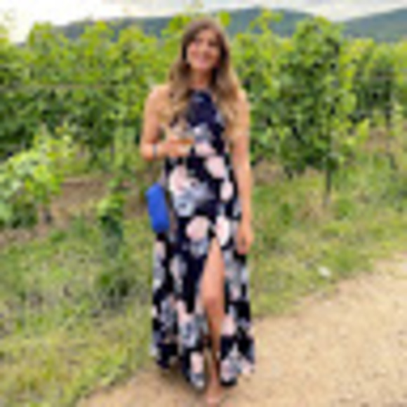 Profile Picture of Laura Grohens (@lgrohens) on Poshmark