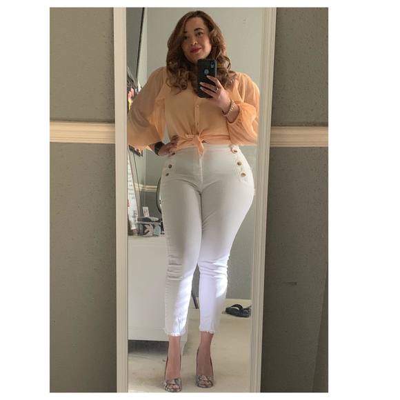 Profile Picture of Janet Carratala (@janetcochoa) on Poshmark