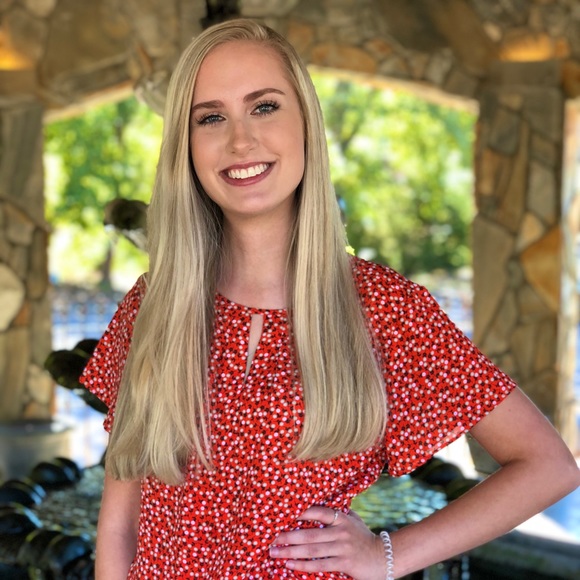 Profile Picture of Laura Rector (@lauranichelle) on Poshmark