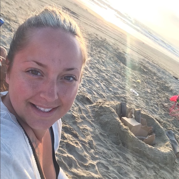 Profile Picture of Alina Goldbach (@alimarieg) on Poshmark