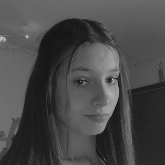 Profile Picture of Kayla Bikoff (@kayla_bikoff) on Poshmark