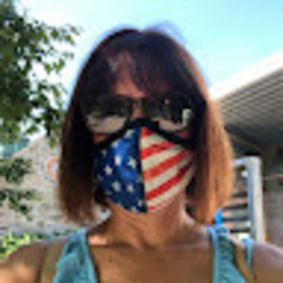 Profile Picture of Lisa Chodosh (@lisahchodosh) on Poshmark