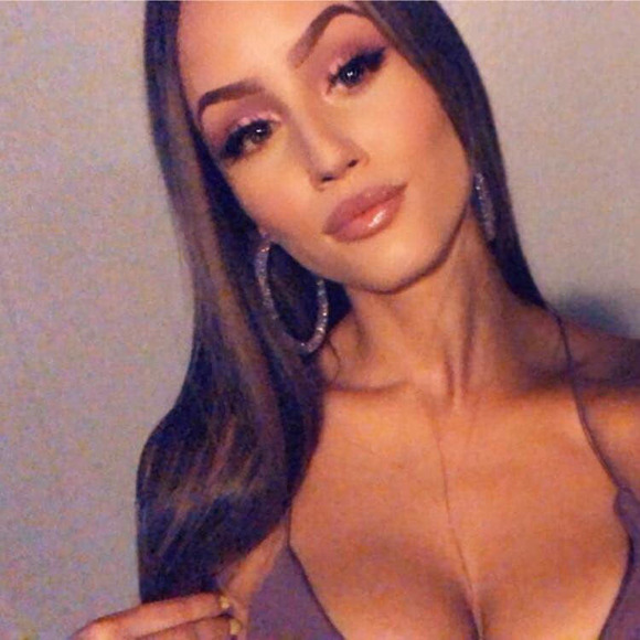 Profile Picture of Nicole Ildefonso (@nicoleildefonso) on Poshmark
