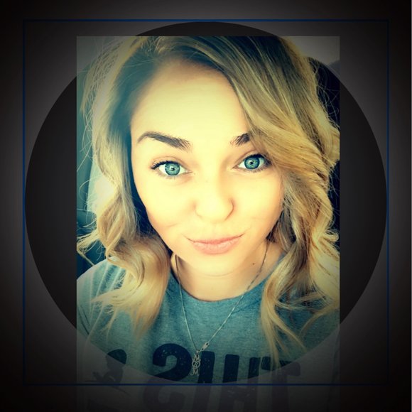 Tonya Revels - Poshmark Profile Picture of Tonya Revels (@tonya_revels) on Poshmark