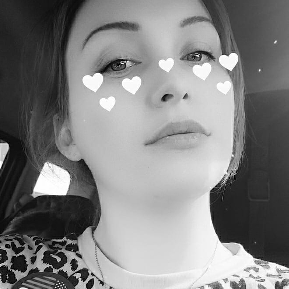 Profile Picture of Elyse Evarts (@mute333) on Poshmark