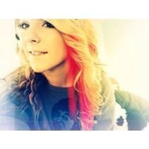 Profile Picture of Emily Quinn (@im_the_beezzkneezz) on Myspace