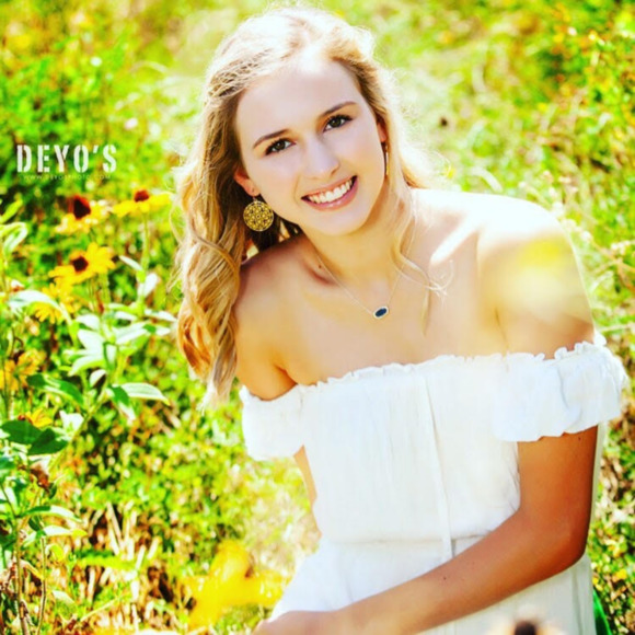 Profile Picture of Anna Klinefelter (@annaklinefelter) on Poshmark