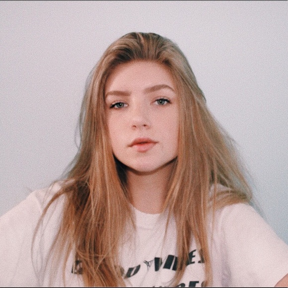 Profile Picture of Kiersten Rossing (@kierstenrossing) on Poshmark