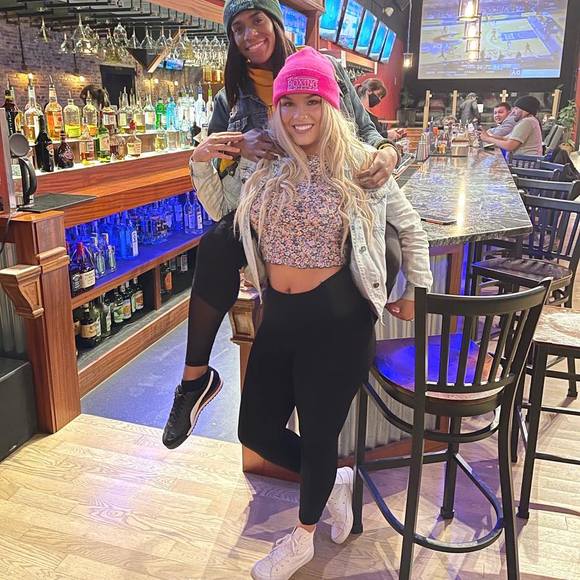 Profile Picture of Darbi Brown (@darbibrown22) on Poshmark