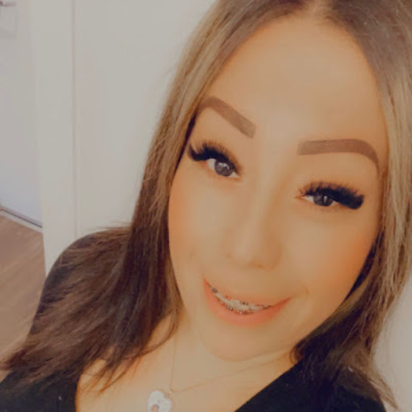 Profile Picture of Crystal Bee (@bossbeesie) on Poshmark