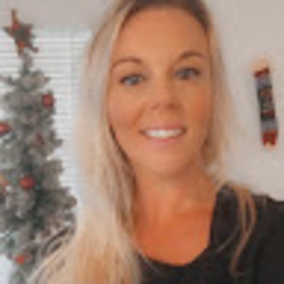 Profile Picture of Jennifer Lapuma (@jenlapuma) on Poshmark