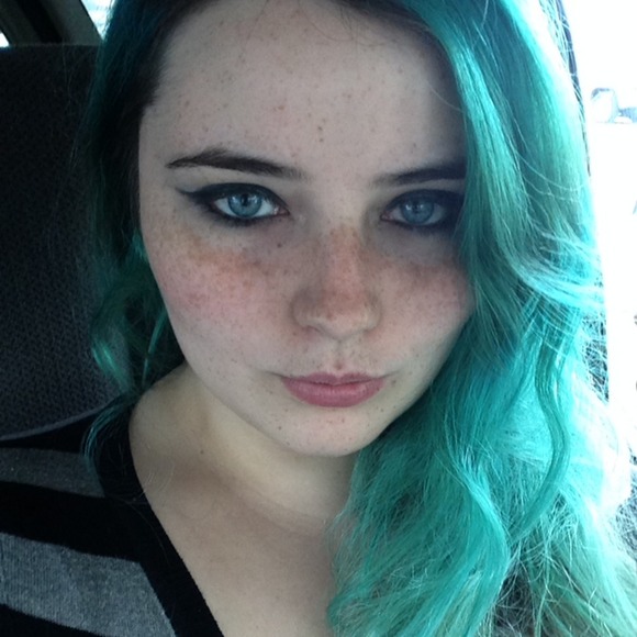 Profile Picture of Rose Hammerling (@rosehammerling) on Poshmark