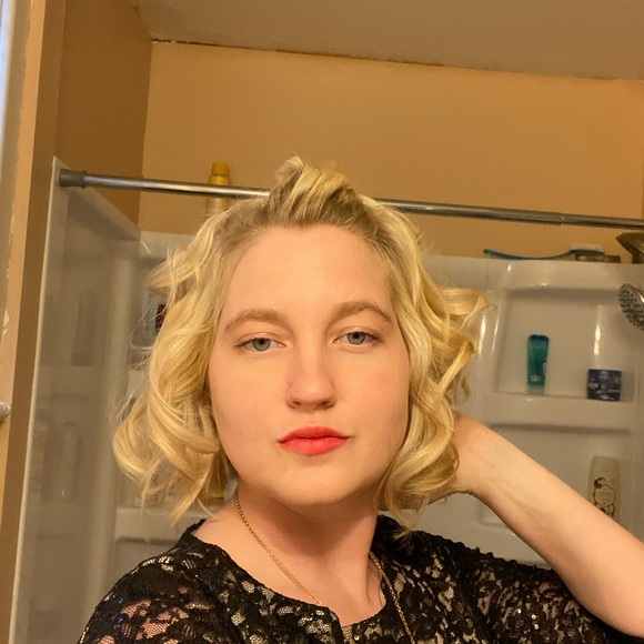Profile Picture of Erika Shoemaker (@erikashoemaker) on Poshmark
