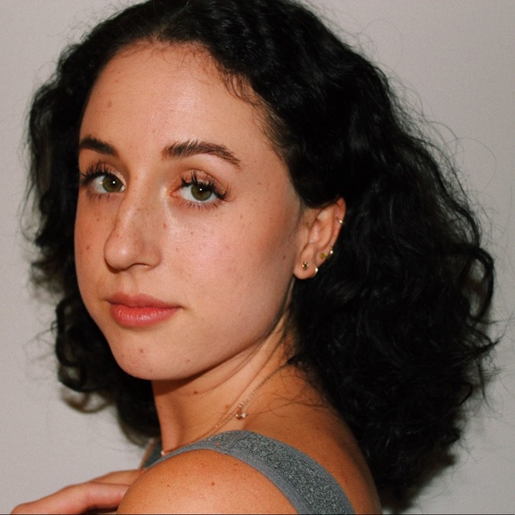 Profile Picture of Autumn Quinn (@autumnequ) on Poshmark