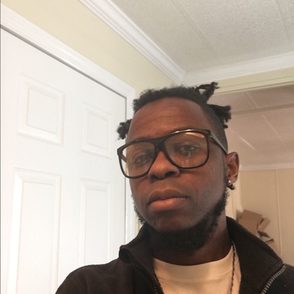 Profile Picture of Eric Youmans (@ericlyoumans) on Poshmark