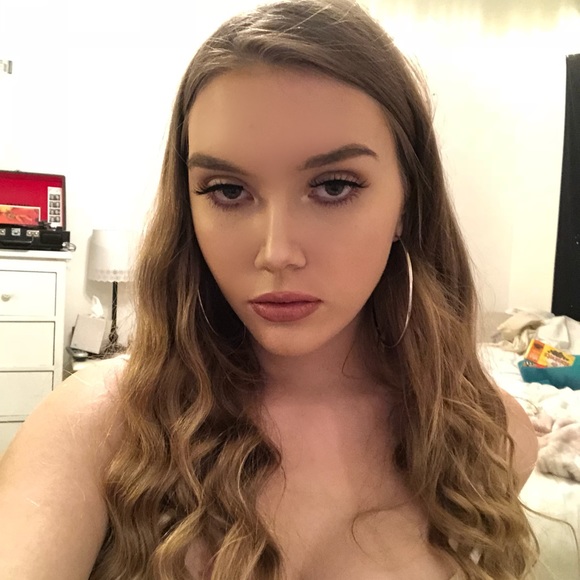 Profile Picture of Emily Vercoe (@emilyvercoe) on Poshmark