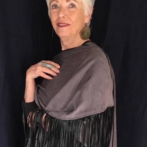 Profile Picture of Andrea Dupont (@fashion23456) on Poshmark