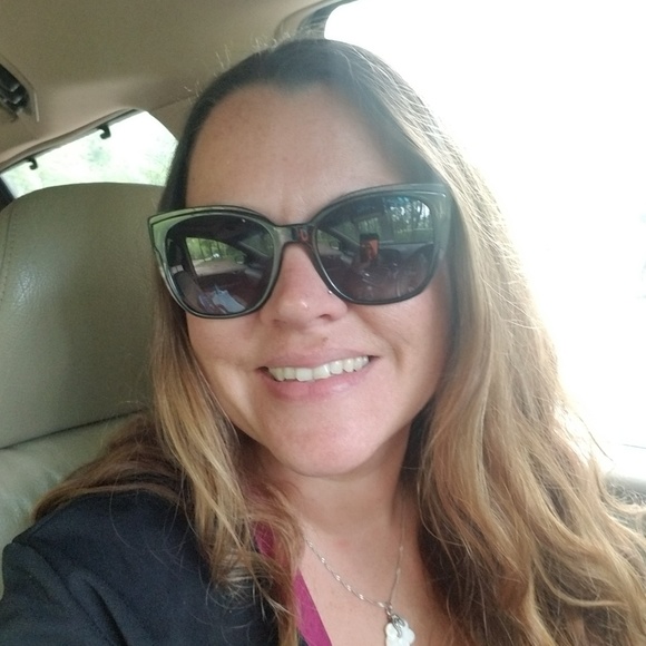 Profile Picture of Stephanie Conroy (@sconroy44) on Poshmark