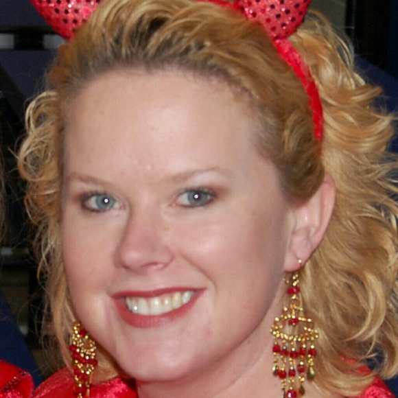 Profile Picture of Dina Hudson (@mrshudson8) on Poshmark