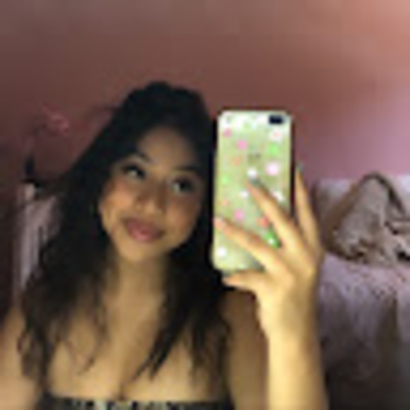 Profile Picture of Roseee Robles (@roserobles42046) on Poshmark