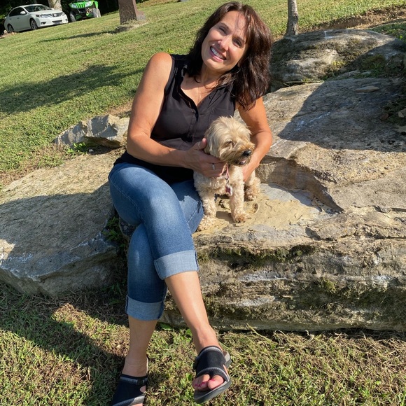 Profile Picture of Catherine Bailey (@cbailey2020) on Poshmark