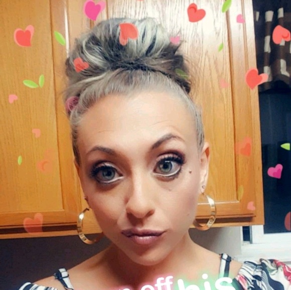 Profile Picture of Nicole Hazelhurst (@nikhaze) on Poshmark